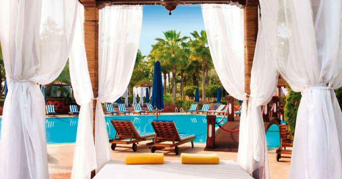 Een foto van het zwembad bij Le Meridien N’Fis