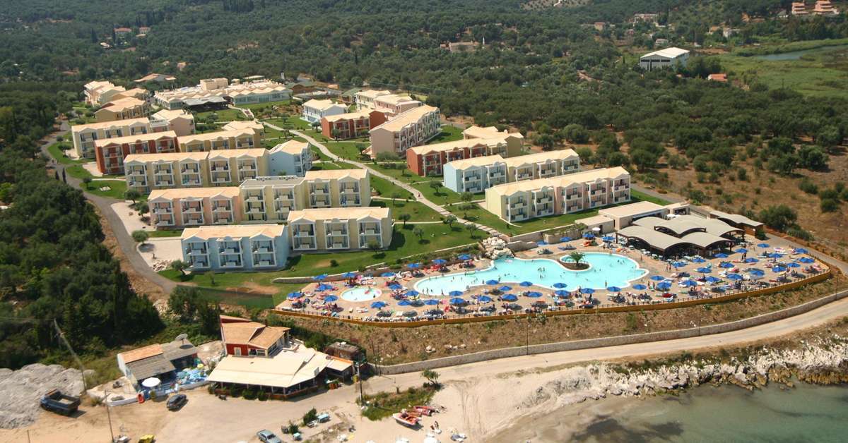 Een foto van het zwembad bij Mareblue Beach Resort