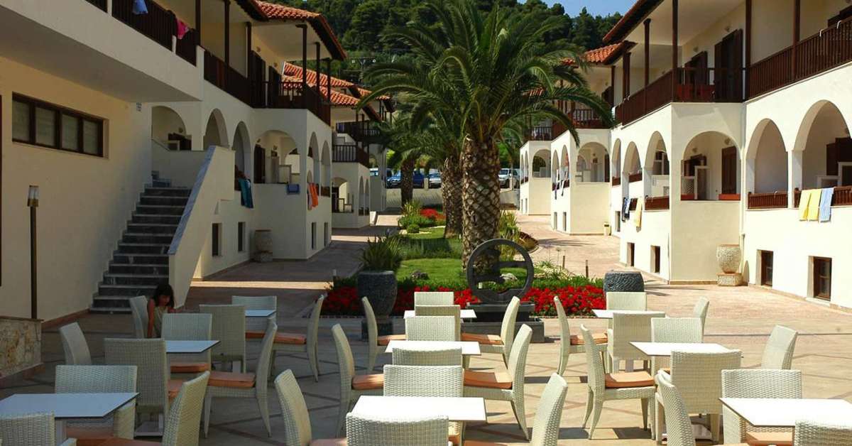 Ein Foto von der Terrasse im Possidi Paradise Hotel