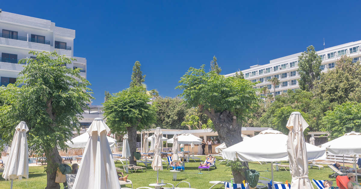 Ein Foto von der Terrasse im Iliada Beach Hotel