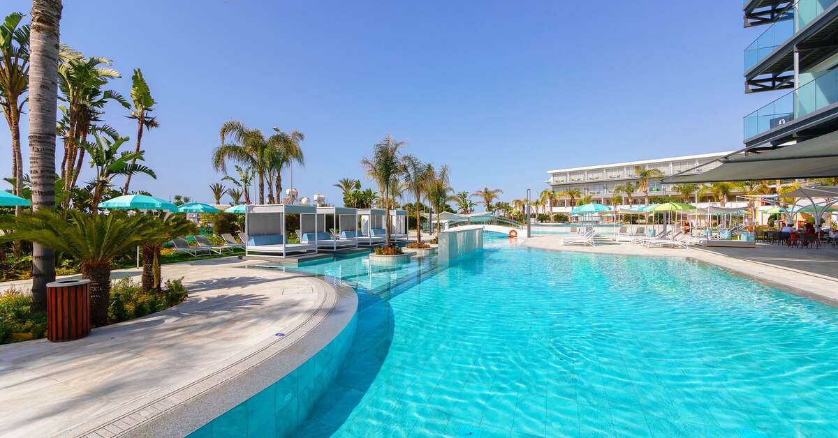 Een foto van het zwembad bij Faros Hotel