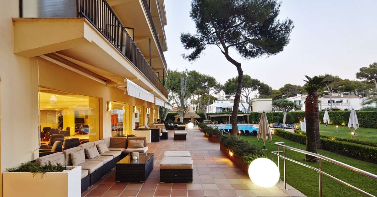 Een foto van het terras bij Aya Sea Hotel