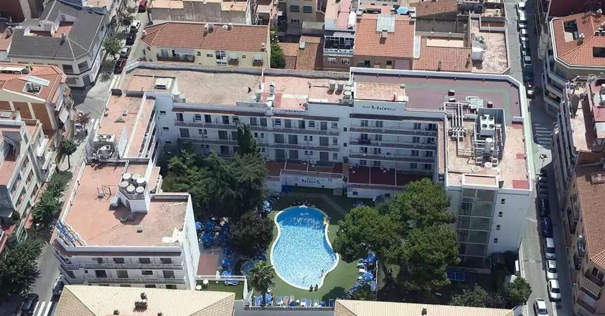 Een foto van de buitenkant van GHT Balmes Hotel Aparthotel & Splash