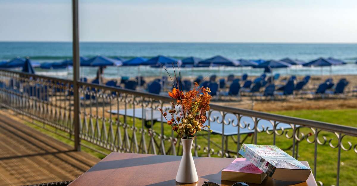 Een foto van het terras bij Happy Days Hotel