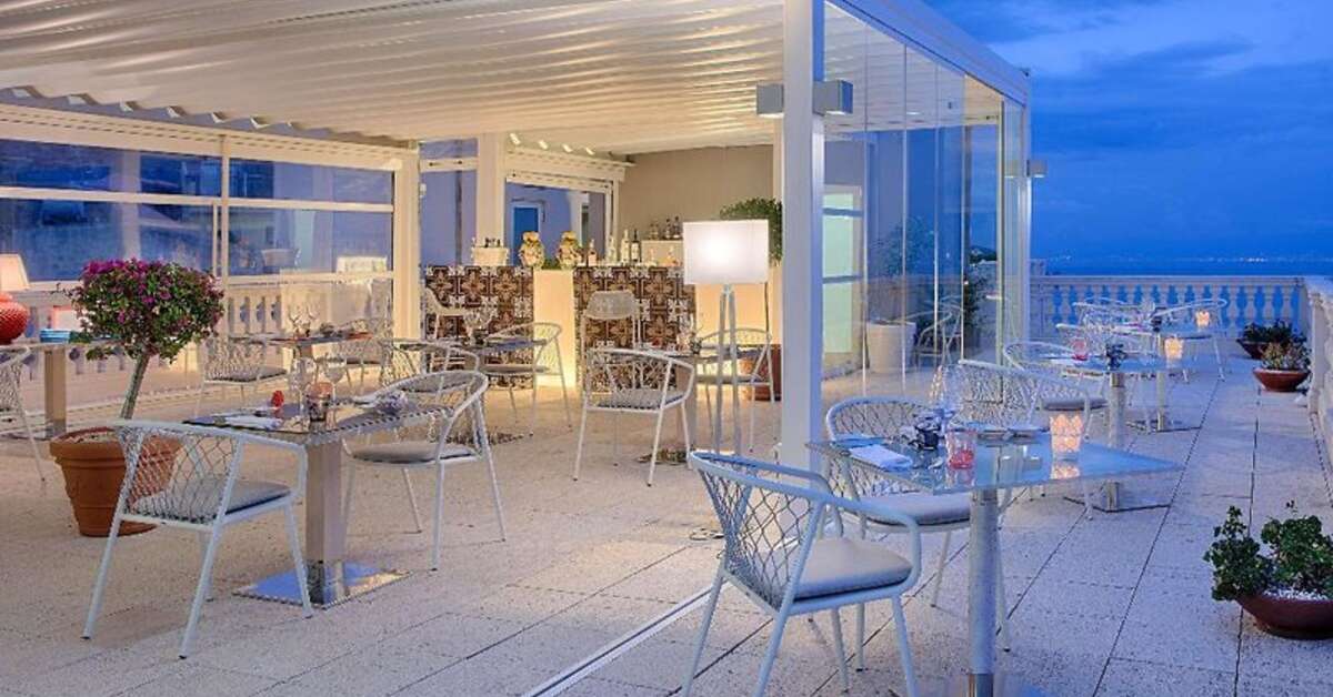 Een foto van het terras bij NH Collection Taormina