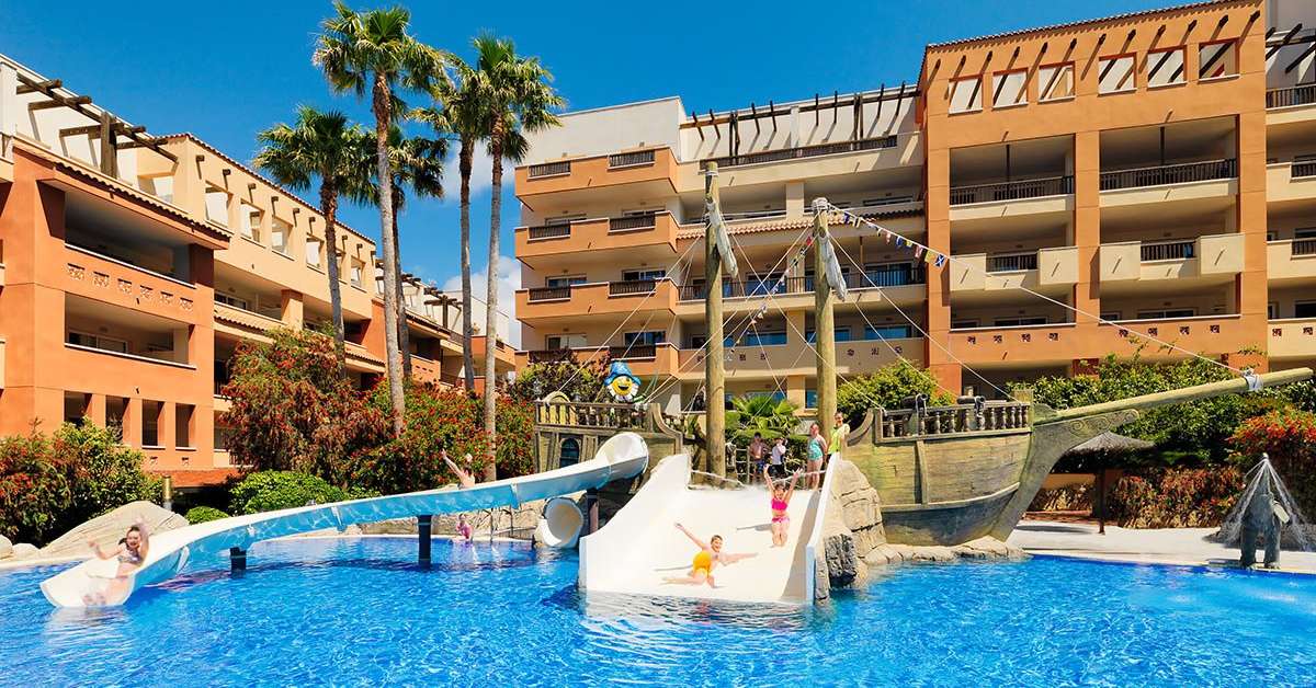 Een foto van het zwembad bij H10 Mediterranean Village