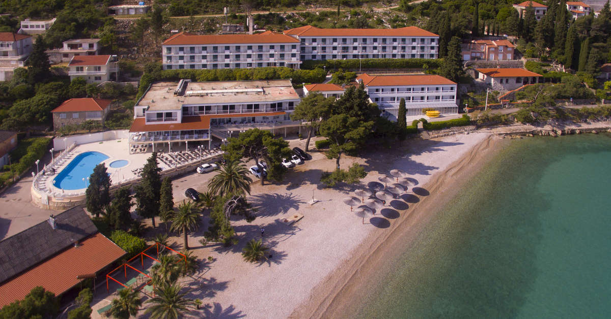 Een foto van de buitenkant van Hotel Faraon