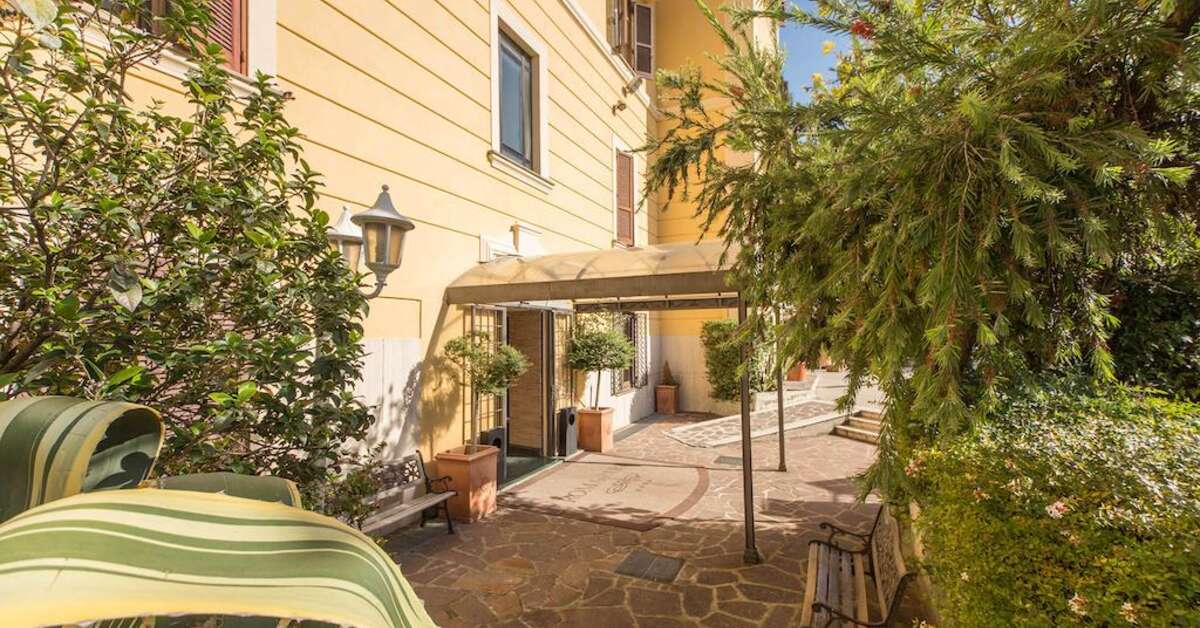 Een foto van de buitenkant van Romoli Hotel