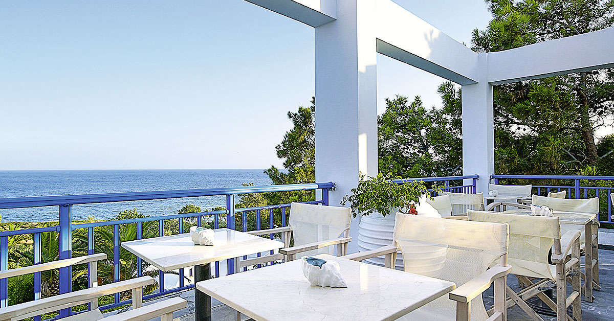 Een foto van het terras bij Kakkos Bay Hotel