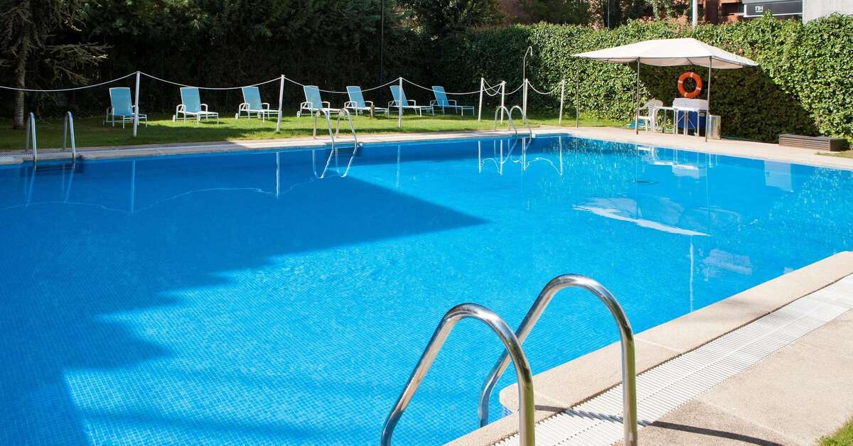 Een foto van het zwembad bij NH Madrid Ventas