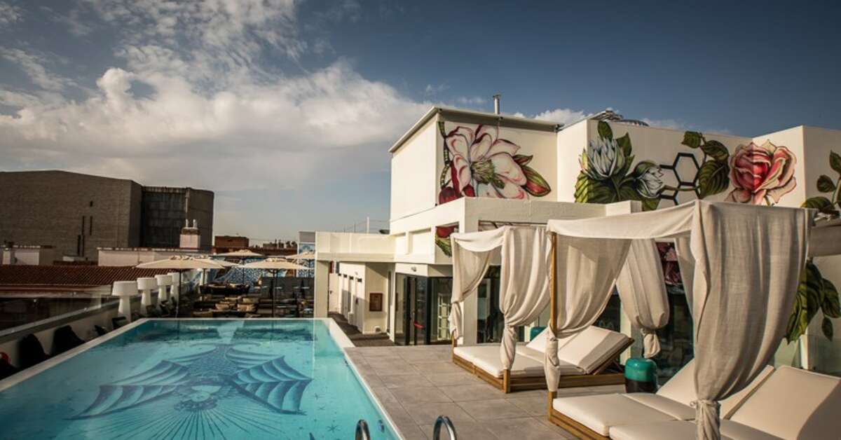 Een foto van het zwembad bij NYX Hotel Madrid