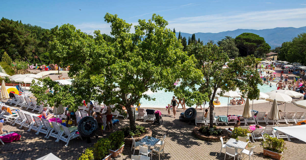 Een foto van het terras bij hu Norcenni Girasole Village