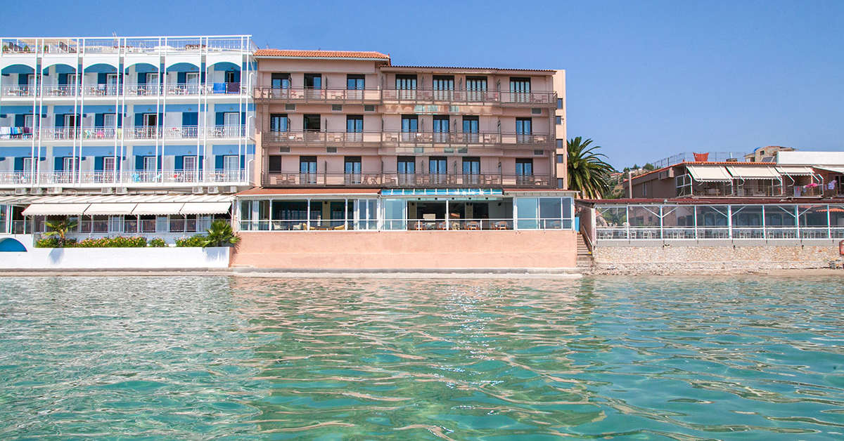 Een foto van de buitenkant van Hotel Flisvos Royal