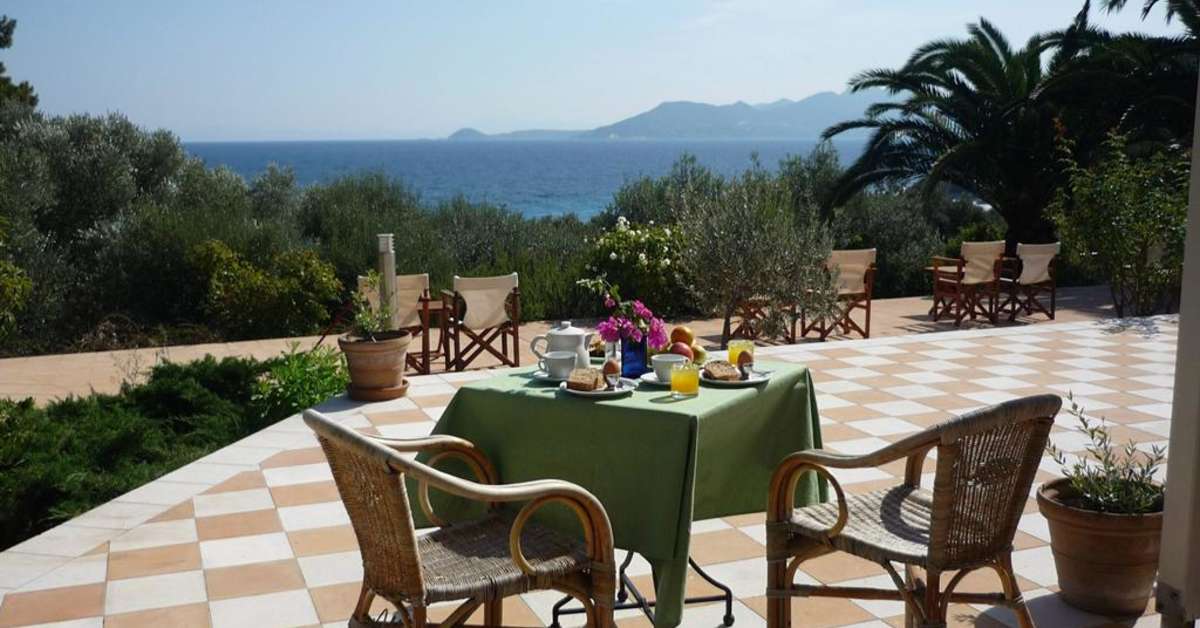 Een foto van het terras bij Armonia Bay Hotel