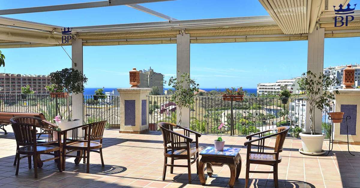 Een foto van het terras bij Hotel Spa Benalmadena Palace
