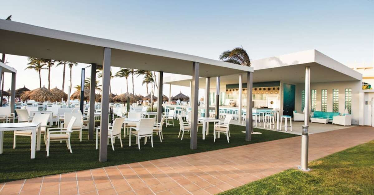 Een foto van het terras bij Riu Palace Antillas