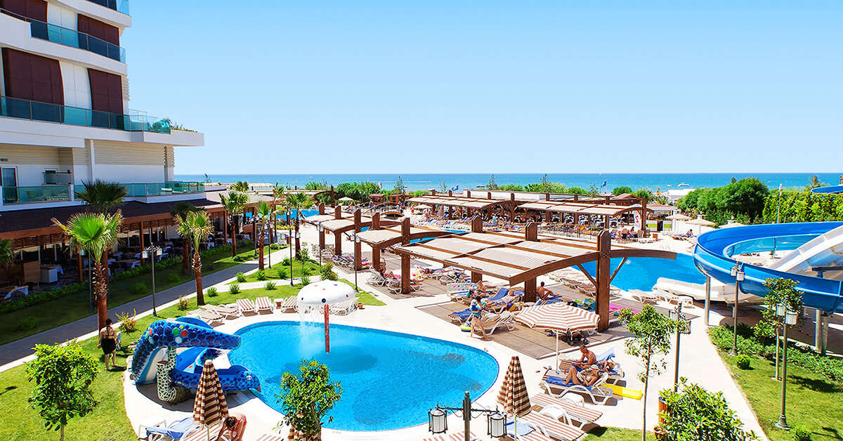 Een foto van het zwembad bij Adalya Ocean Deluxe