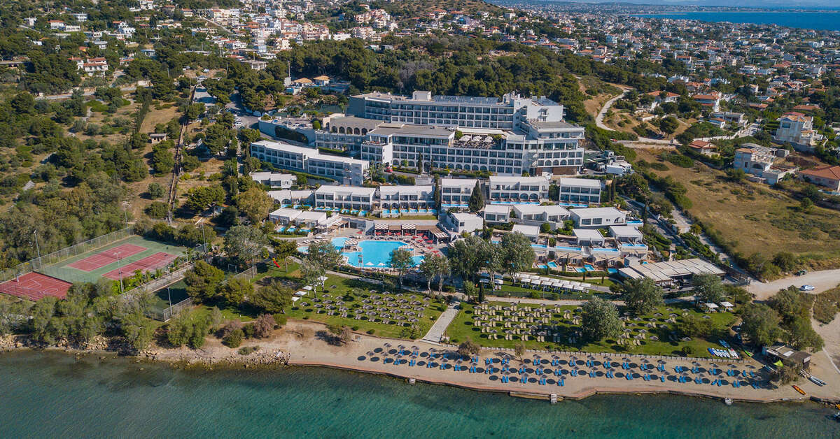 Een foto van de buitenkant van Hotel Dolce Attica Riviera