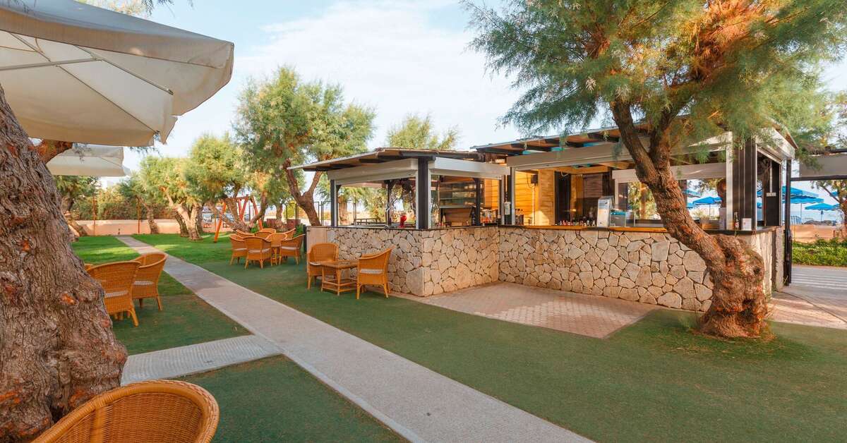 Een foto van het terras bij Anissa Beach & Village Hotel