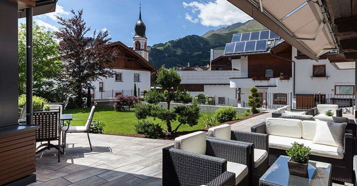Een foto van het terras bij Hotel Chesa Monte