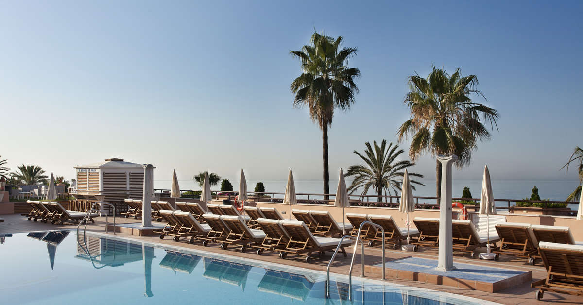 Een foto van het zwembad bij El Fuerte Marbella