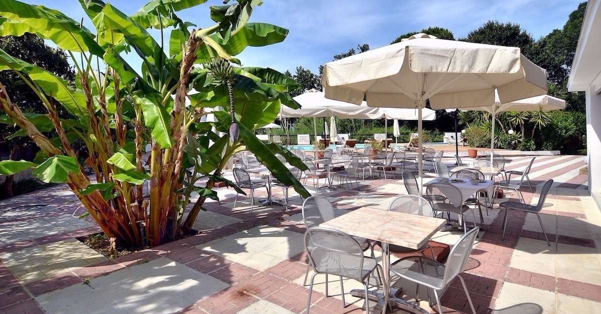 Een foto van het terras bij Skiathos Korali Hotel