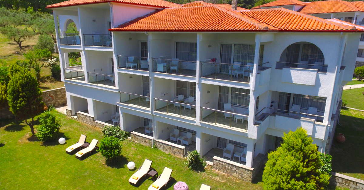 Een foto van de buitenkant van Alexander The Great Beach Hotel