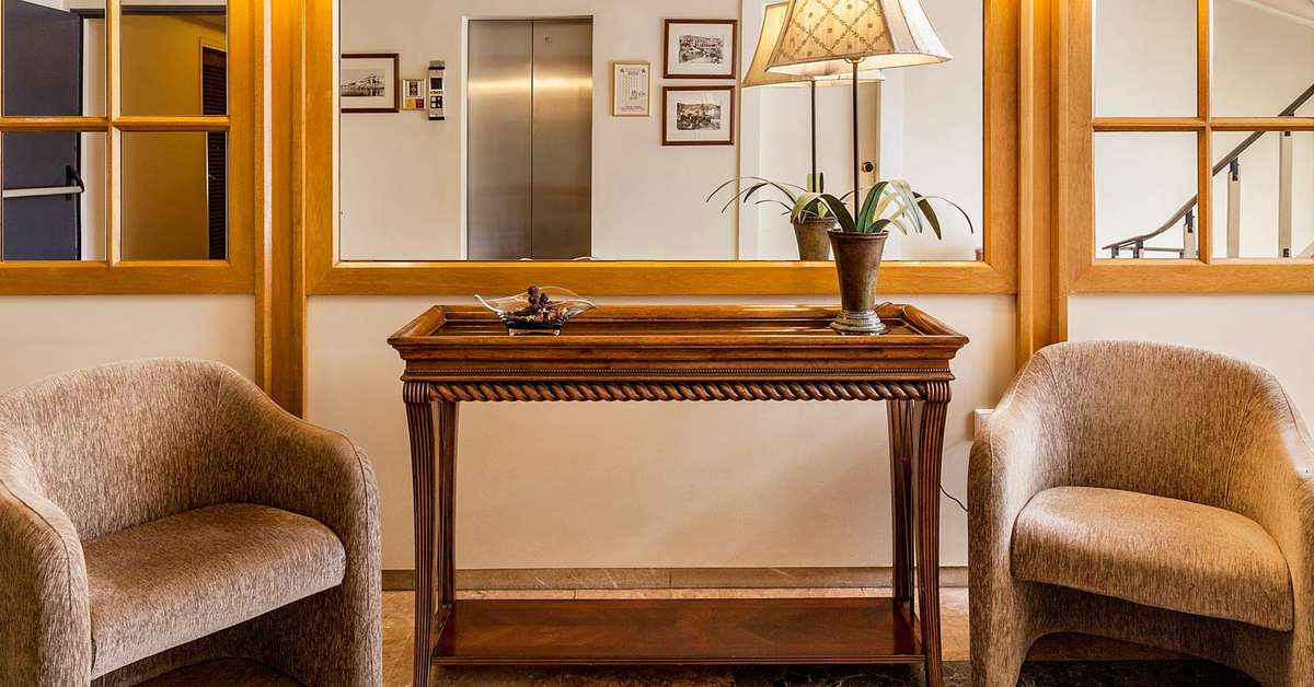 Een foto van het interieur van Coral Hotel
