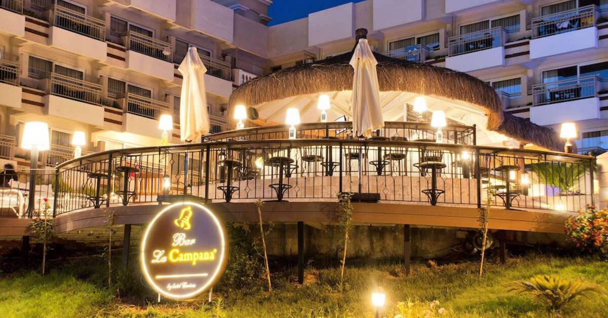 Een foto van de buitenkant van Hotel Carina