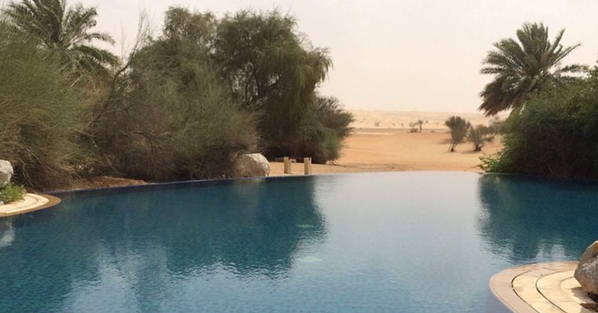Een foto van het zwembad bij Al Maha Resort