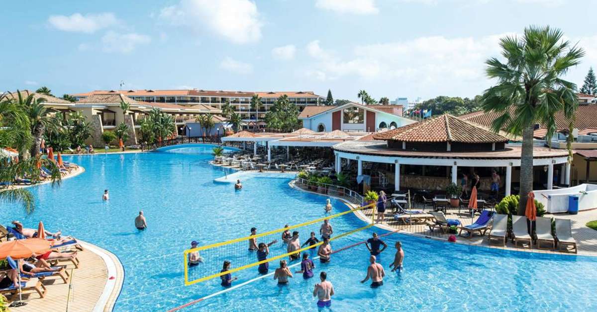 Een foto van het zwembad bij TUI Blue Atlantica Aeneas Resort