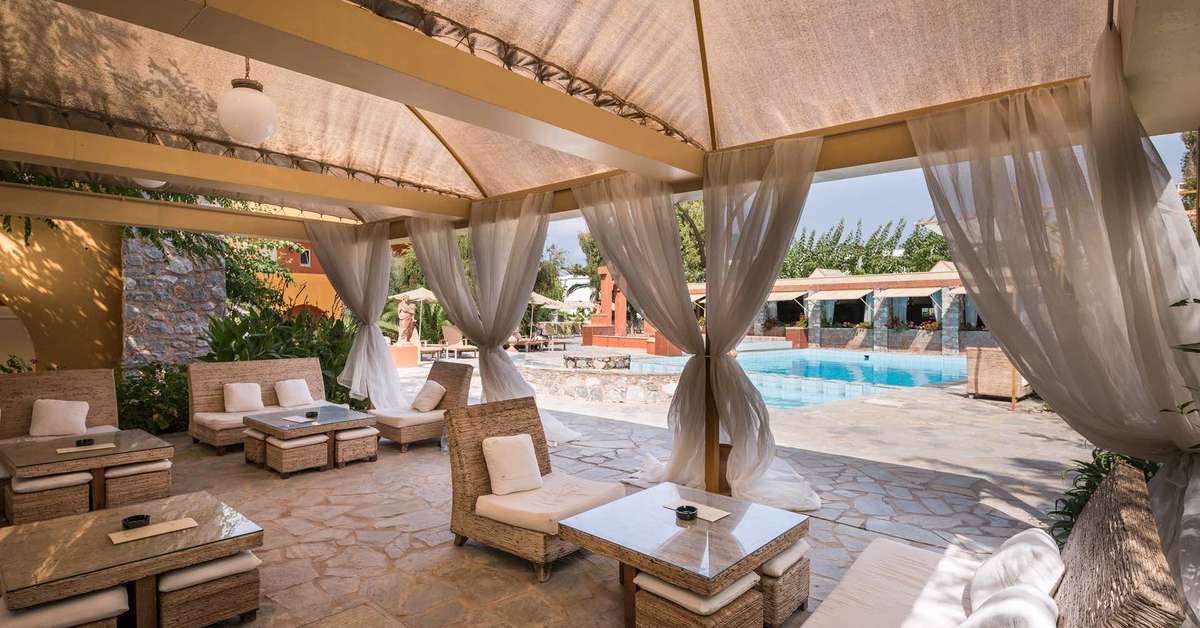 Ein Foto von der Terrasse im Orpheas Resort