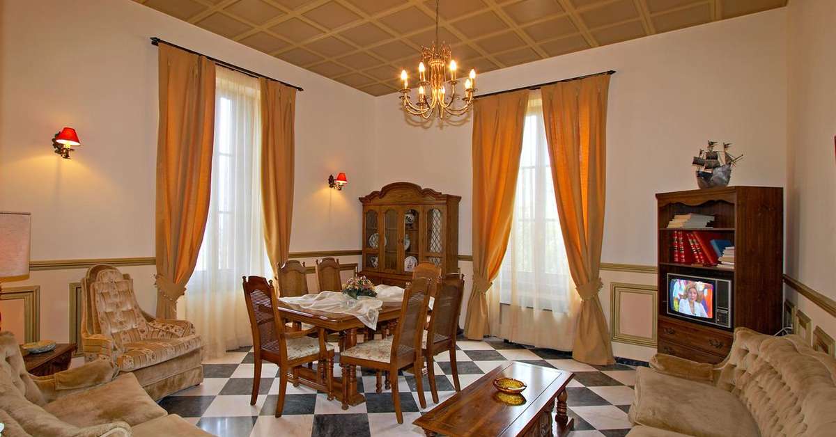 Een foto van het interieur van Halepa Hotel