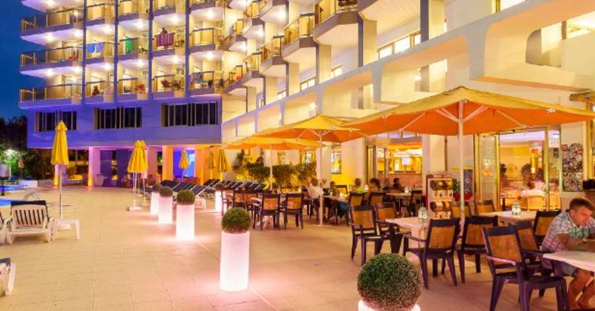 Een foto van het terras bij Hotel Beverly Park & Spa