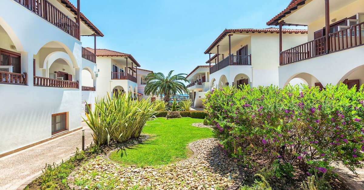 Ein Foto von der Außenansicht des Possidi Paradise Hotel