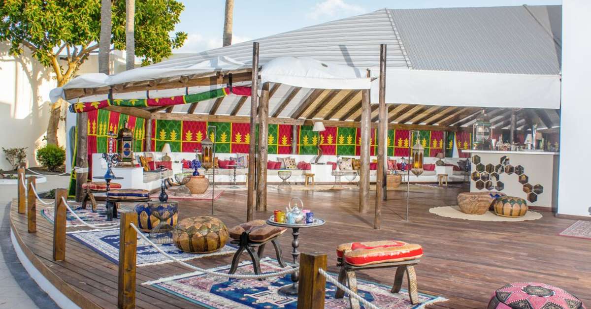 Een foto van het terras bij H10 White Suites
