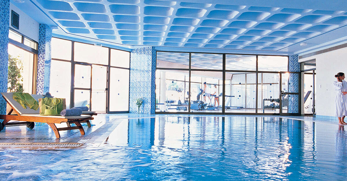 Een foto van het zwembad bij Constantinou Bros Athena Royal Beach Hotel