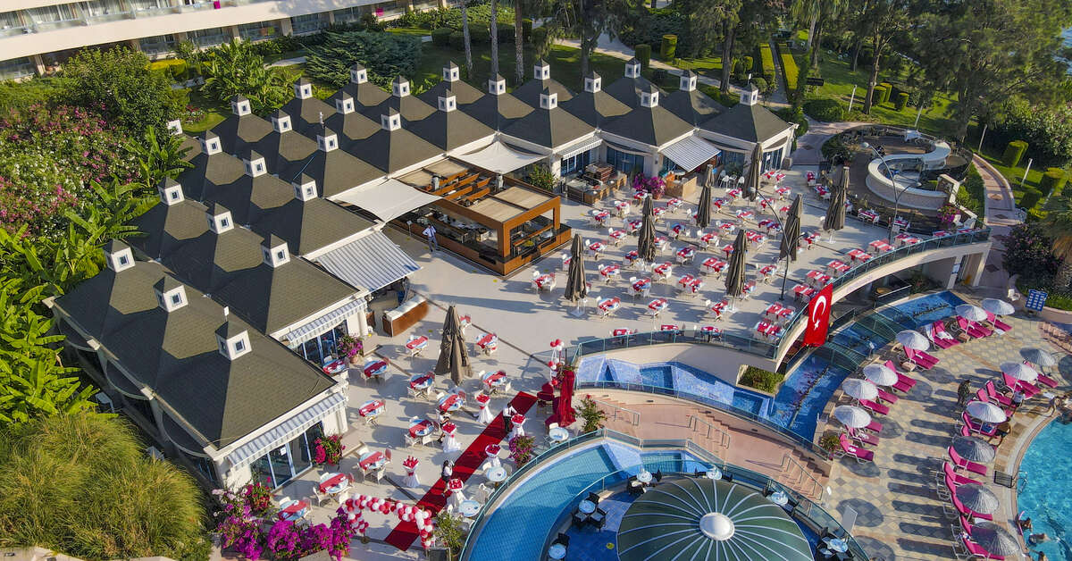 Een foto van het terras bij The Grand Blue Sky International