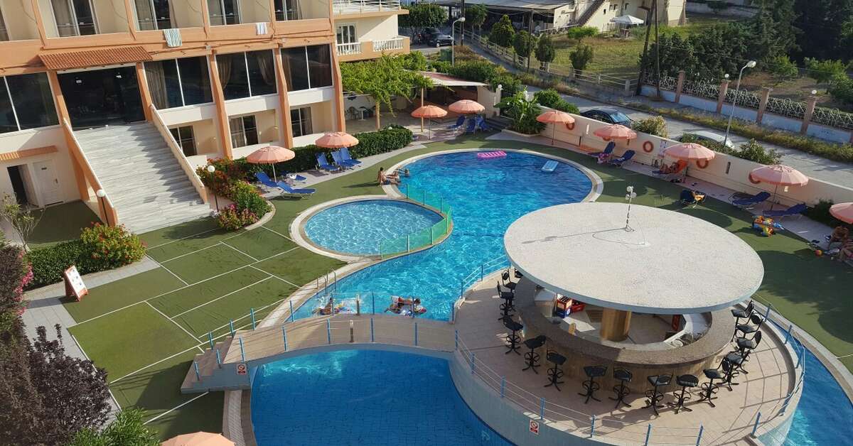 Een foto van het zwembad bij Bayside Hotel Katsaras