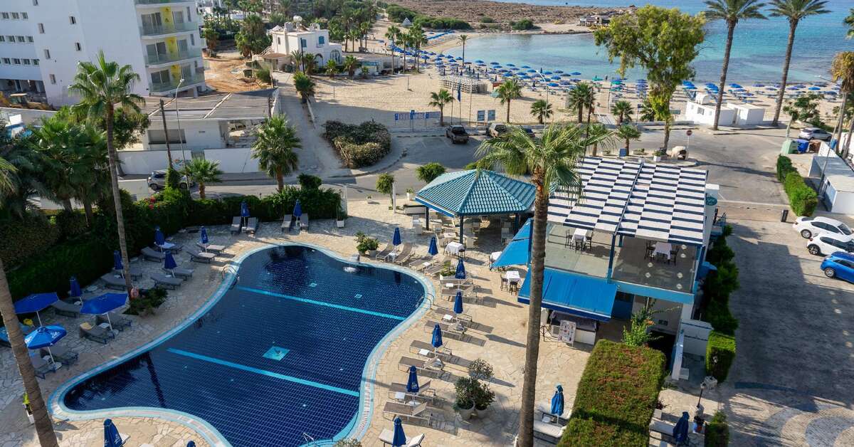 Een foto van het zwembad bij Anonymous Beach Hotel