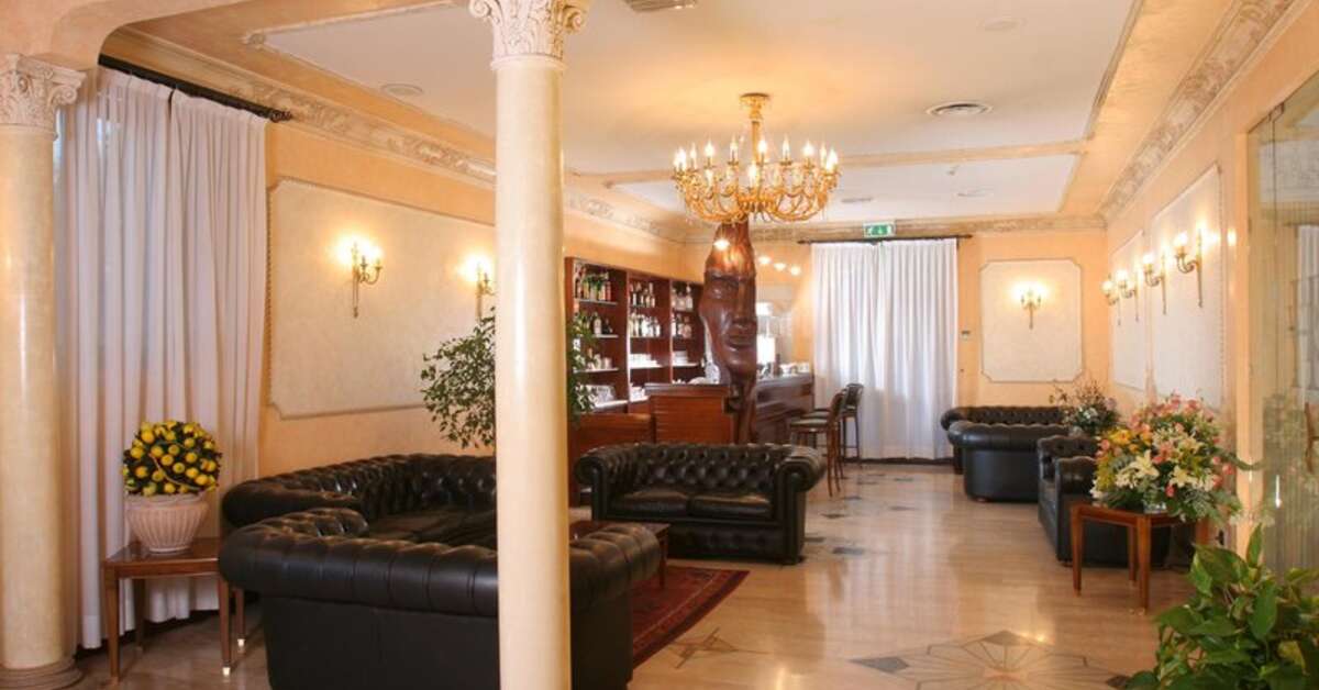 Een foto van het interieur van Hotel Villa Rosa