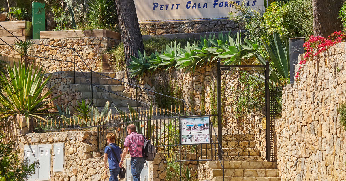 Ein Foto von der Außenansicht des Petit Cala Fornells Hotel