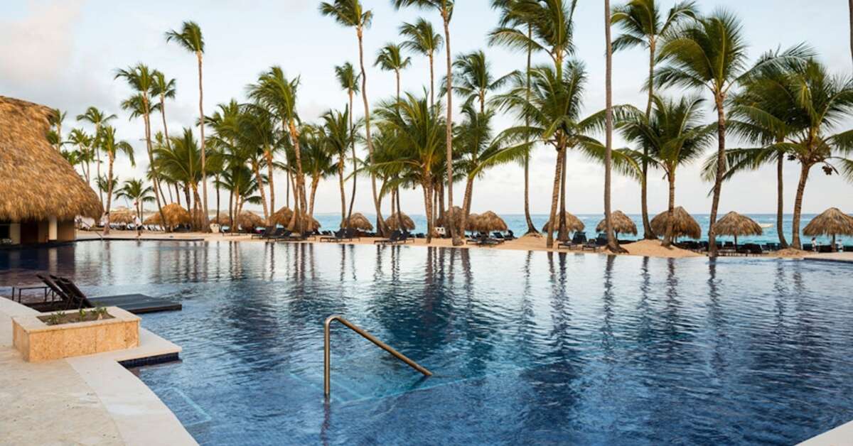 Een foto van het zwembad bij Royalton Punta Cana