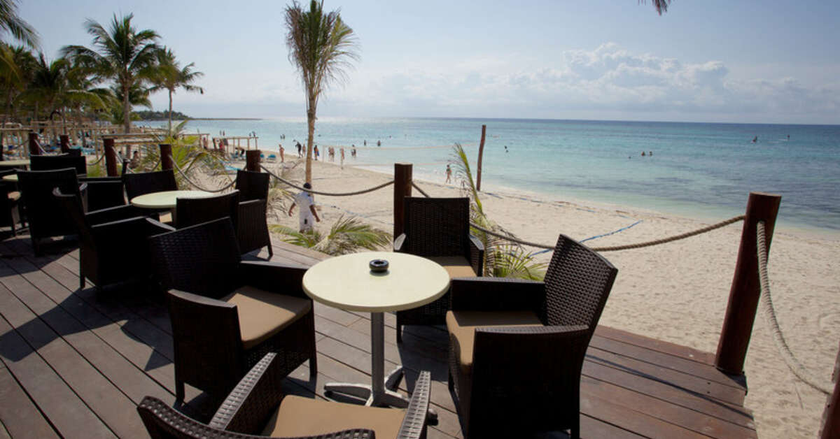 Een foto van het terras bij Akumal Bay Beach & Wellness Resort