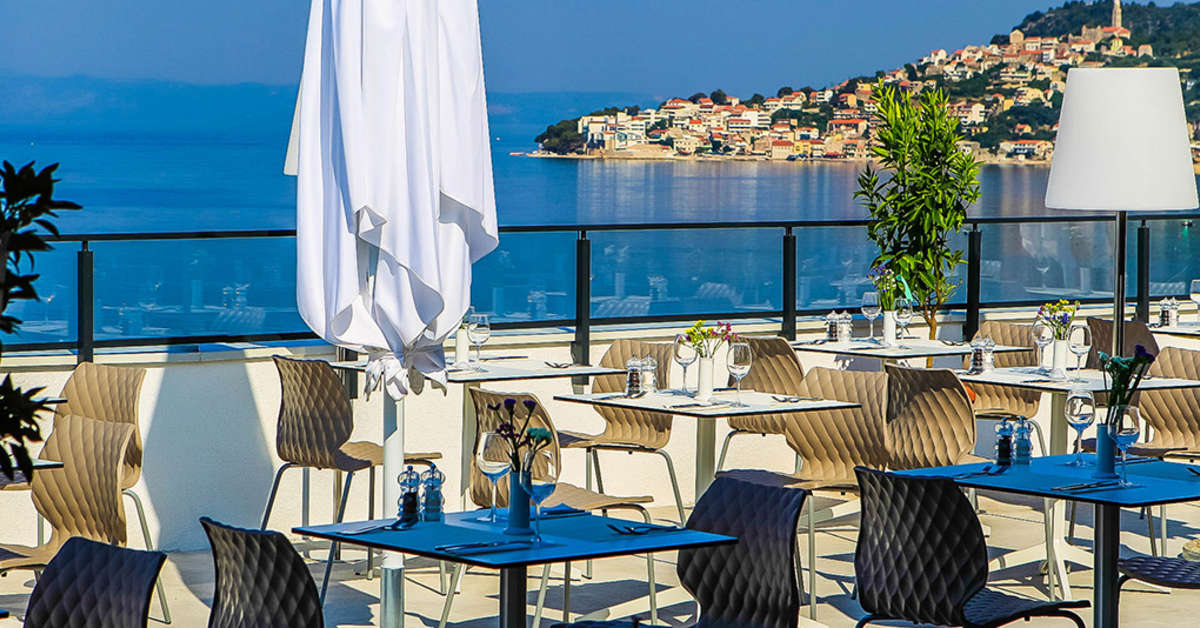 Een foto van het terras bij TUI Blue Adriatic Beach