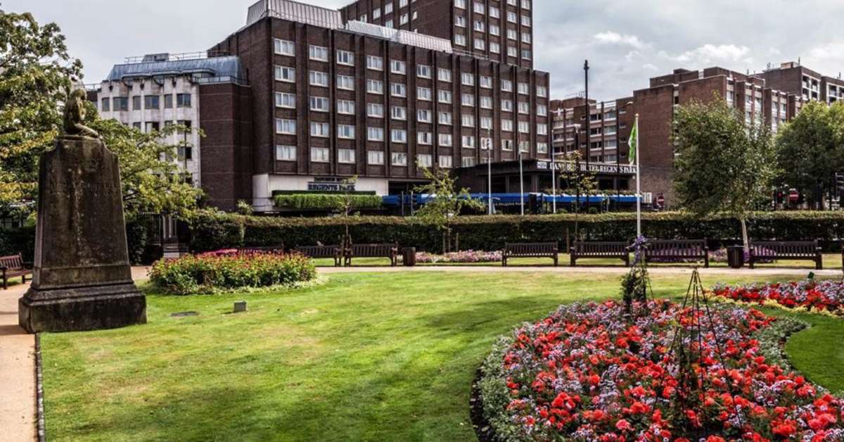 Een foto van de buitenkant van Danubius Regents Park