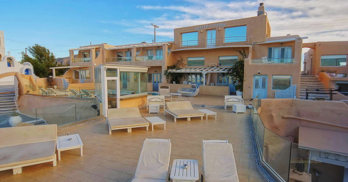 Een foto van het terras bij Suites Of The Gods Hotel