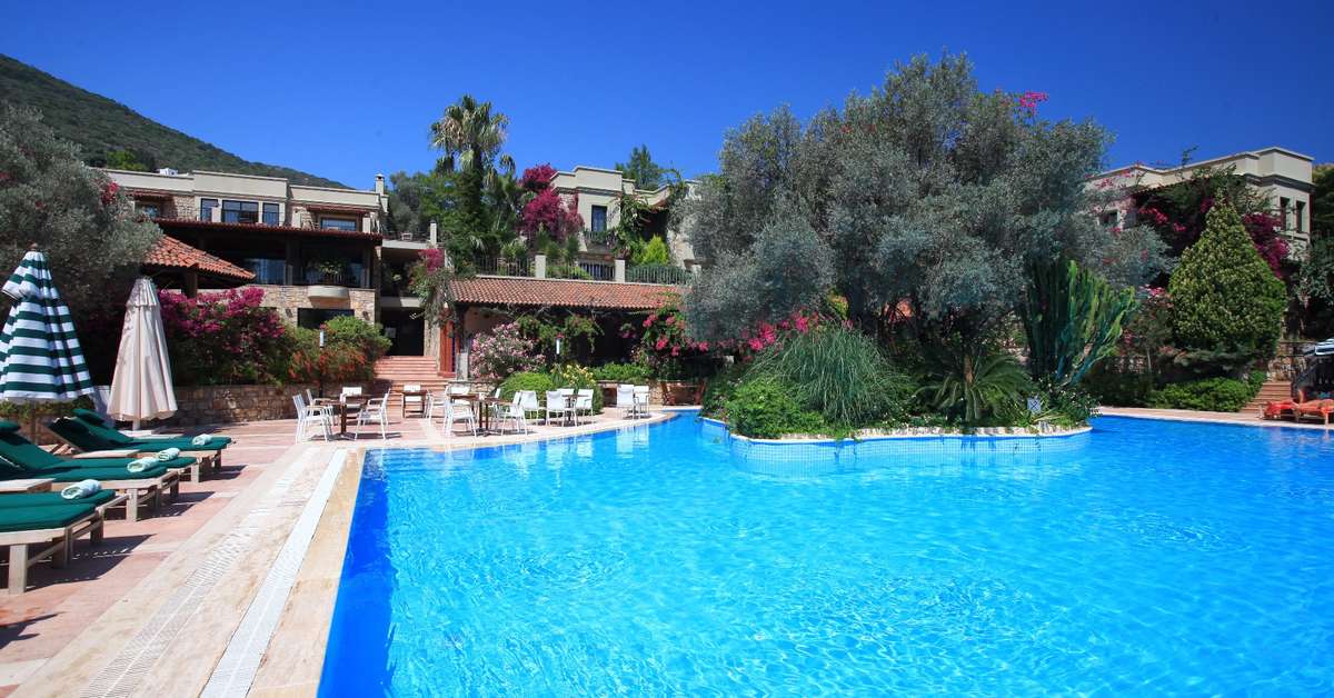 Ein Foto vom Pool im Hotel Zeytinada