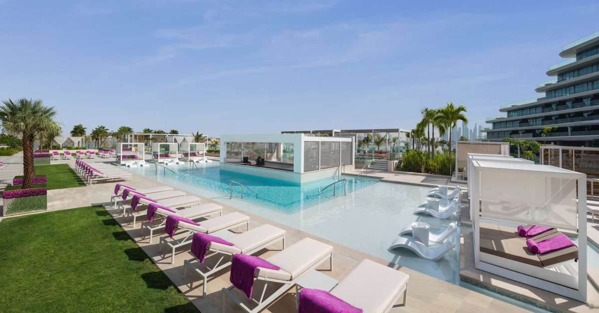 Ein Foto vom Pool im W Dubai The Palm