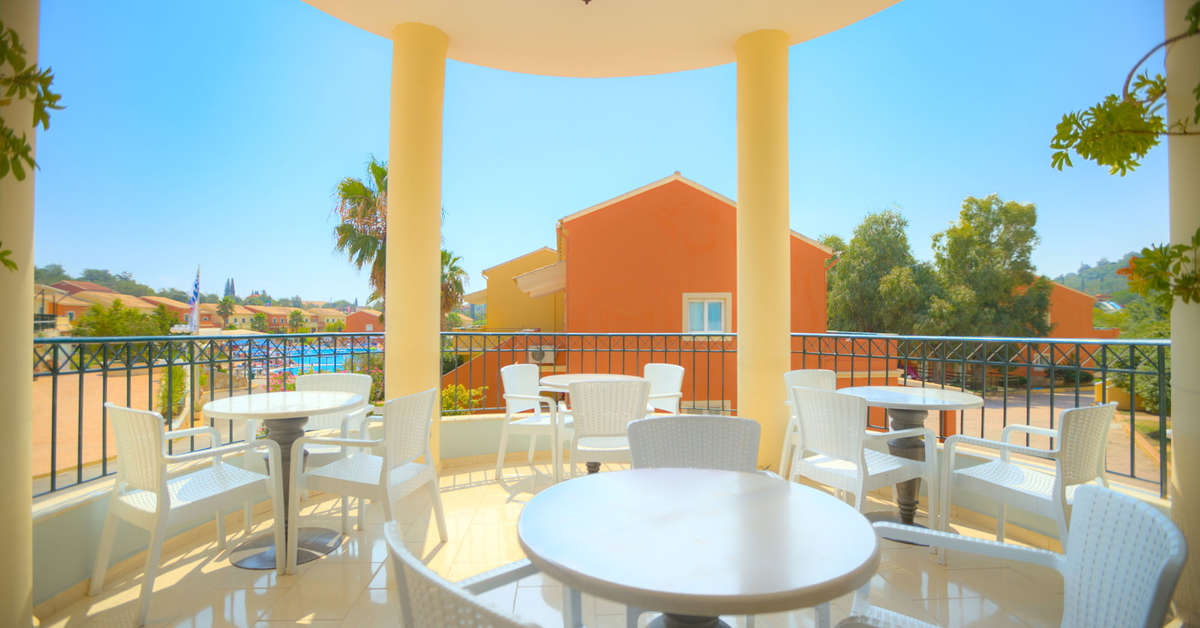 Een foto van het terras bij Aqualand Resort